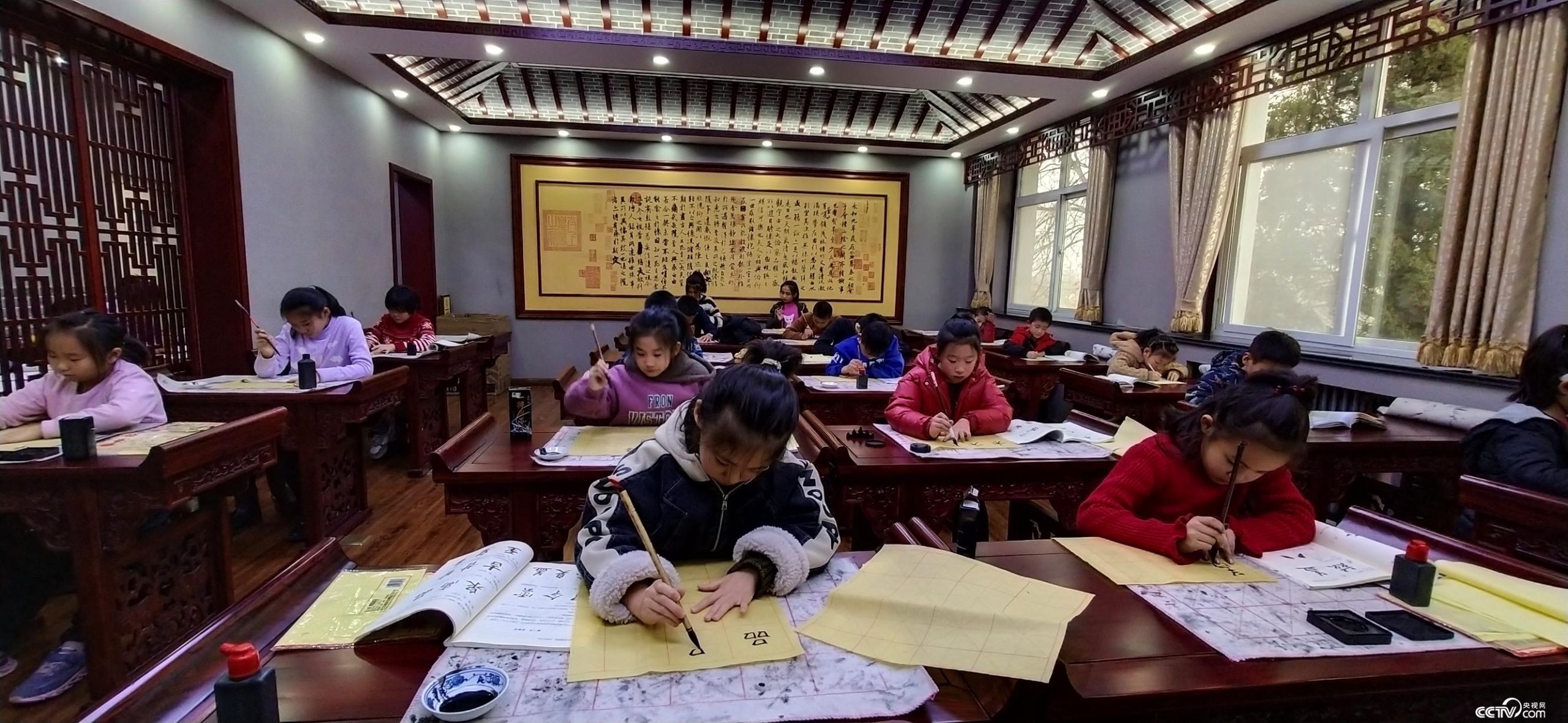 Children of Tokyo North Primary School in Yuhua District of Shijiazhuang learn calligraphy for free after school.