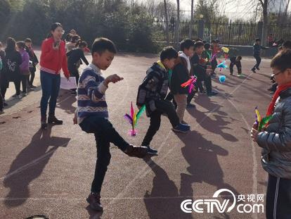 Children of Tokyo North Primary School in Yuhua District of Shijiazhuang City kick shuttlecocks on campus after school.