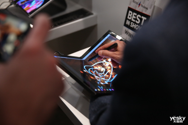 "Show you around the exhibition" Keep up with the trend Dell released two concept notebooks with dual screen and folding screen.