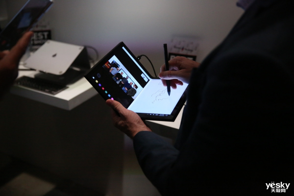 "Show you around the exhibition" Keep up with the trend Dell released two concept notebooks with dual screen and folding screen.