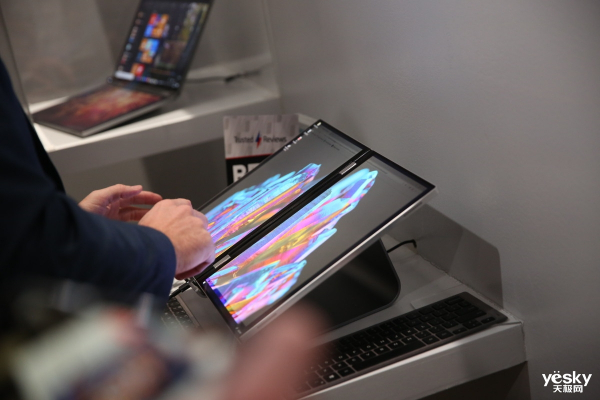 "Show you around the exhibition" Keep up with the trend Dell released two concept notebooks with dual screen and folding screen.