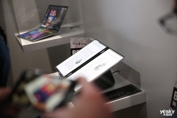 "Show you around the exhibition" Keep up with the trend Dell released two concept notebooks with dual screen and folding screen.